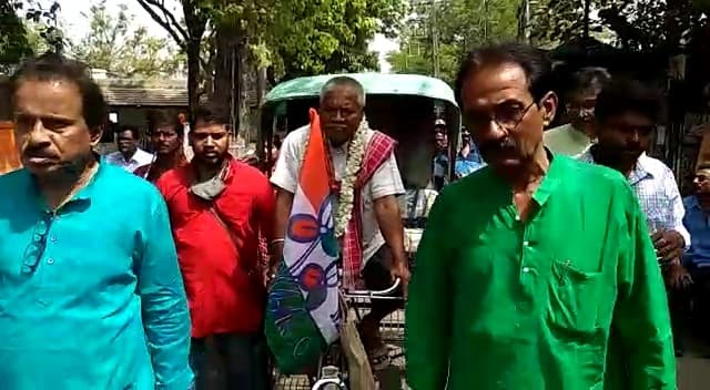 Bengal Chunav 2021 : … और रिक्शा पर निकली नेताजी की सवारी, नामांकन दाखिल करने पहुंचे एसडीओ दफ्तर