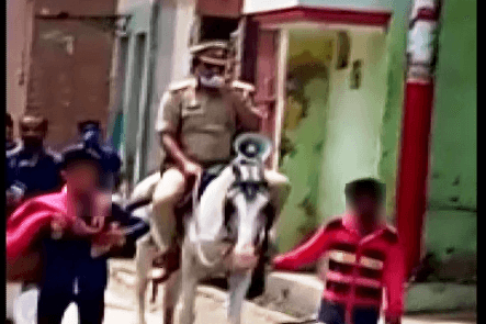 Coronavirus: घोड़े पर बैठकर लॉकडाउन की घोषणाएं करते पुलिस अधिकारी का वीडियो वायरल, बुरे फंसे