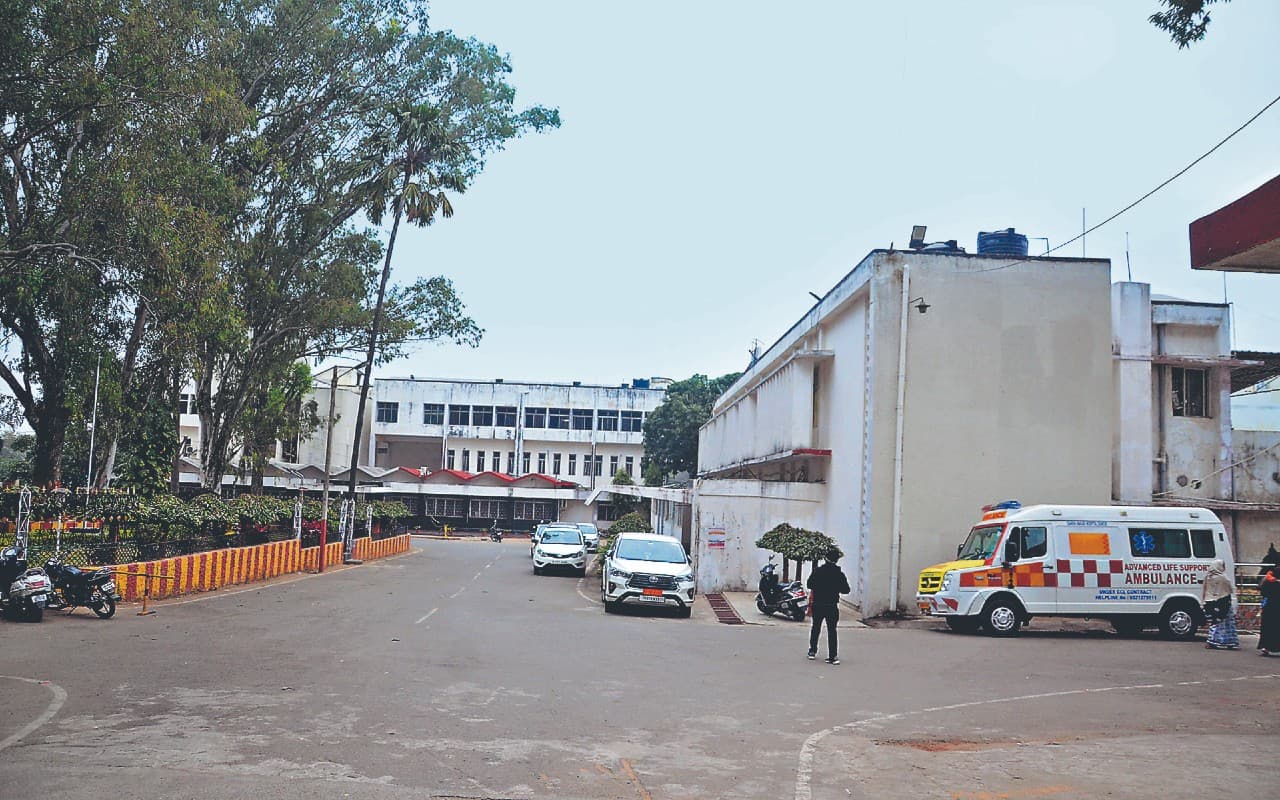 झारखंड के कई जिलों में करोड़ों खर्च कर बनाये अस्पताल, पर चिकित्सा व्यवस्था है बदहाल