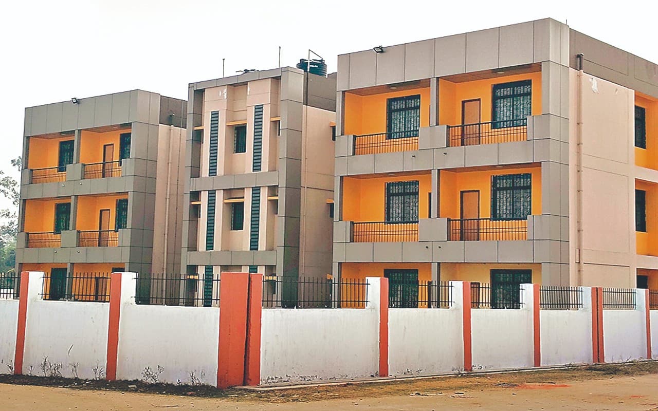 SNMMCH के पीजी ब्लॉक में 1 साल से बनकर तैयार है पारा मेडिकल हॉस्टल, फिर भी किराये पर रहने को विवश छात्र
