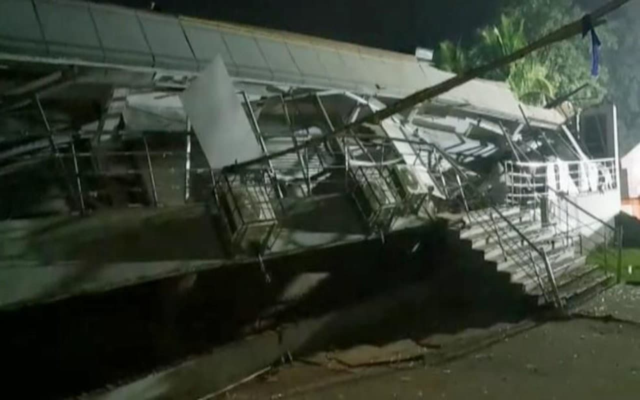 जमशेदपुर के सिटी इन होटल की क्षतिग्रस्त बिल्डिंग गिरी, जान माल का नहीं हुआ नुकसान