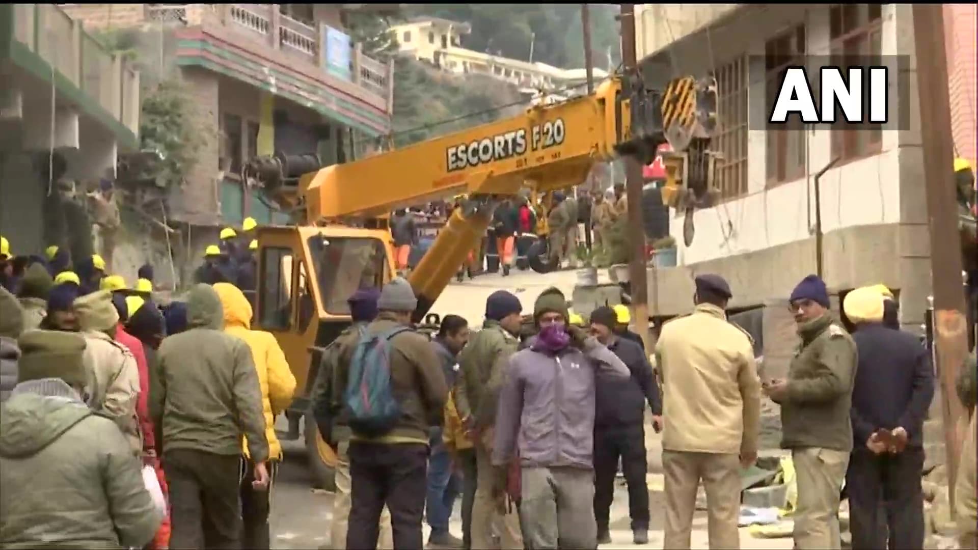 Joshimath Sinking: जोशीमठ में भारी विरोध के बीच होटल पर चला बुलडोजर, एसडीआरएफ की आठ टीमें मौके पर मौजूद