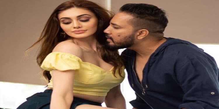 Mika Singh New Song: कांटा लगा गर्ल शेफाली जरीवाला के साथ इश्क फरमाते दिखे मीका सिंह, Viral हो रही हैं Bold Photos