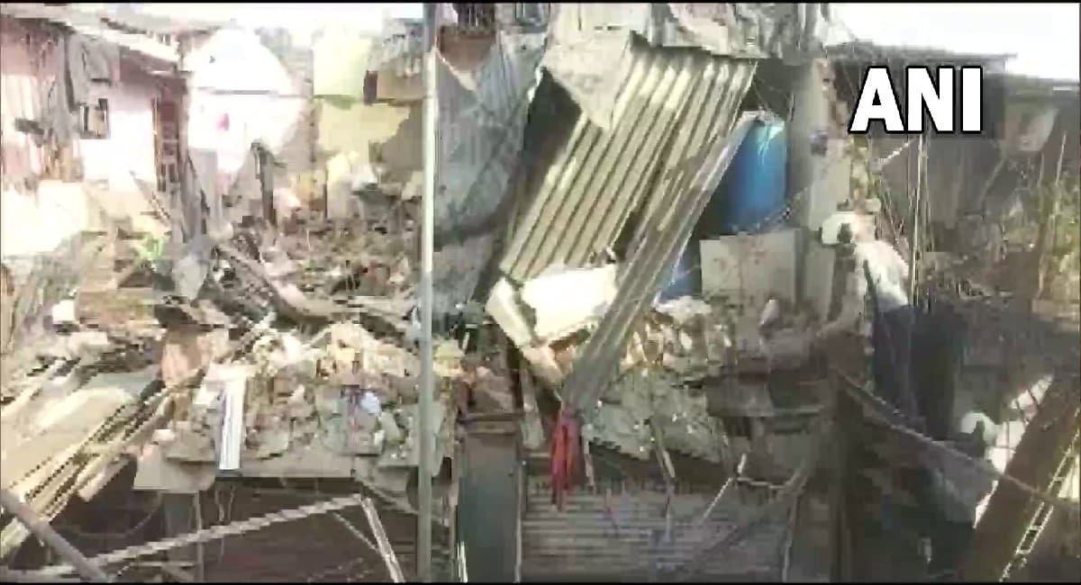 मुंबई के एटॉप हिल इलाके में गिरा घर, कई लोग मलबे में दबे, रेस्क्यू ऑपरेशन जारी