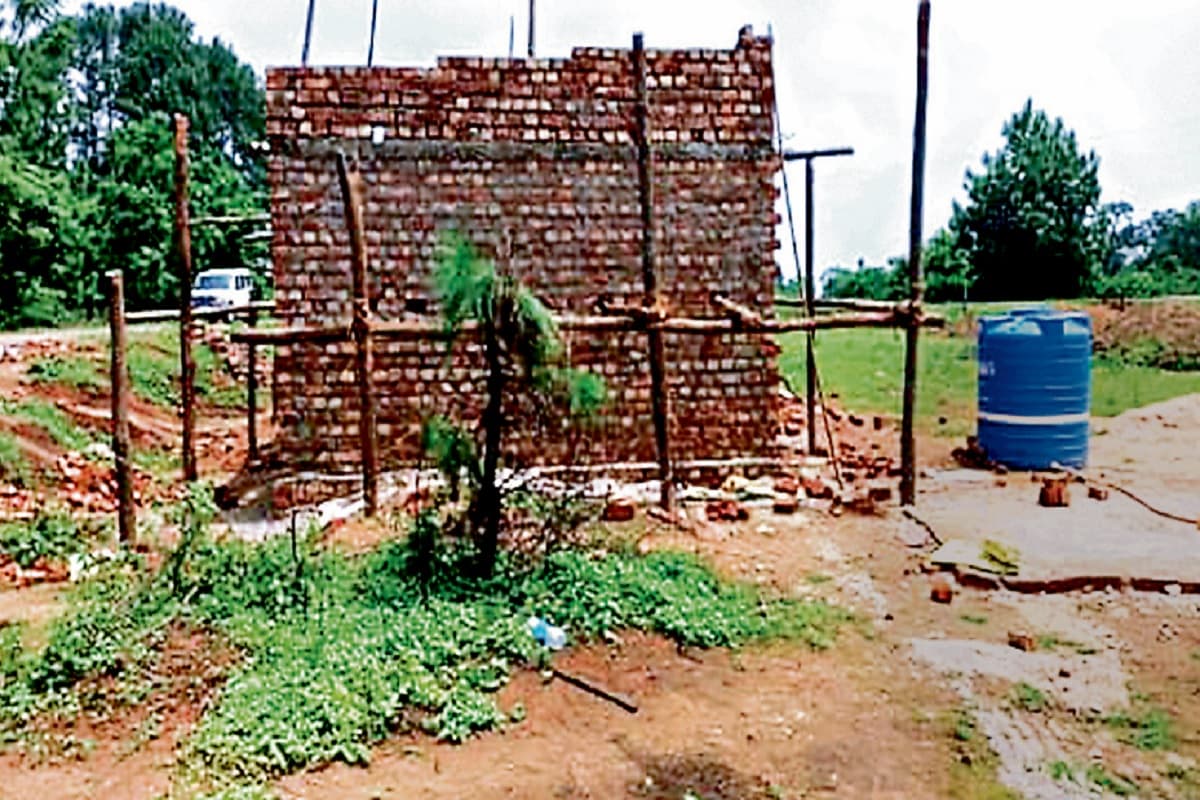 नेतरहाट स्कूल की जमीन पर अतिक्रमण, अनधिकृत रूप से मकान का हो रहा निर्माण