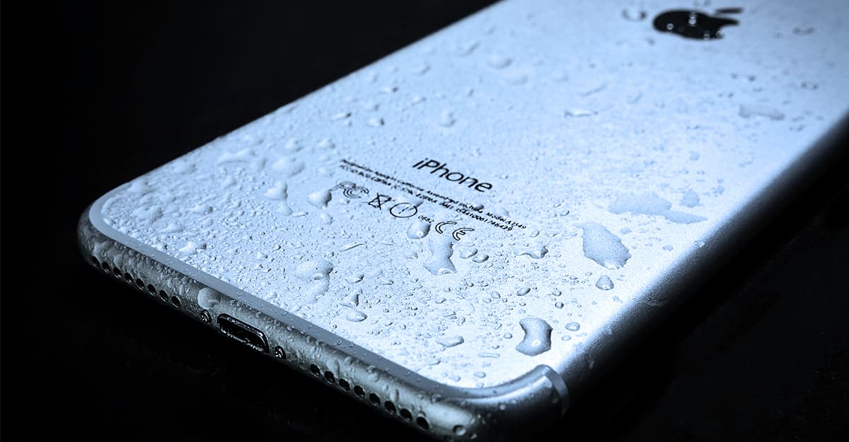 Tips & Tricks: बारिश में अगर स्मार्टफोन भीग जाए, तो उसे ऐसे बचाएं
