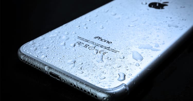 Tips & Tricks: बारिश में अगर स्मार्टफोन भीग जाए, तो उसे ऐसे बचाएं