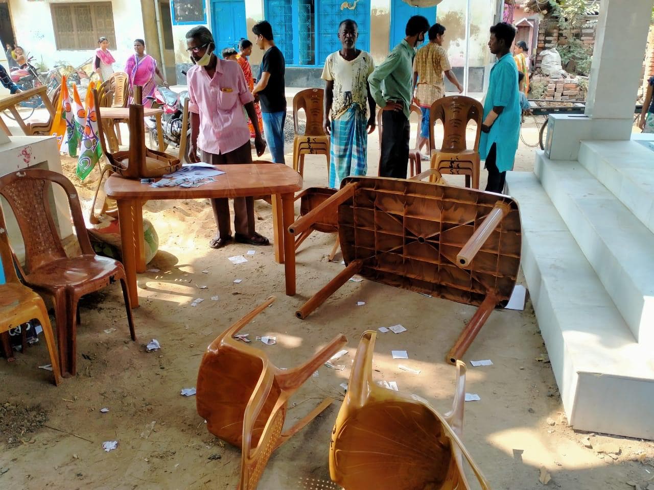 पोलिंग बूथ के सामने डमी EVM मशीन लगाकर TMC के पक्ष में मांगा जा रहा वोट, देखें