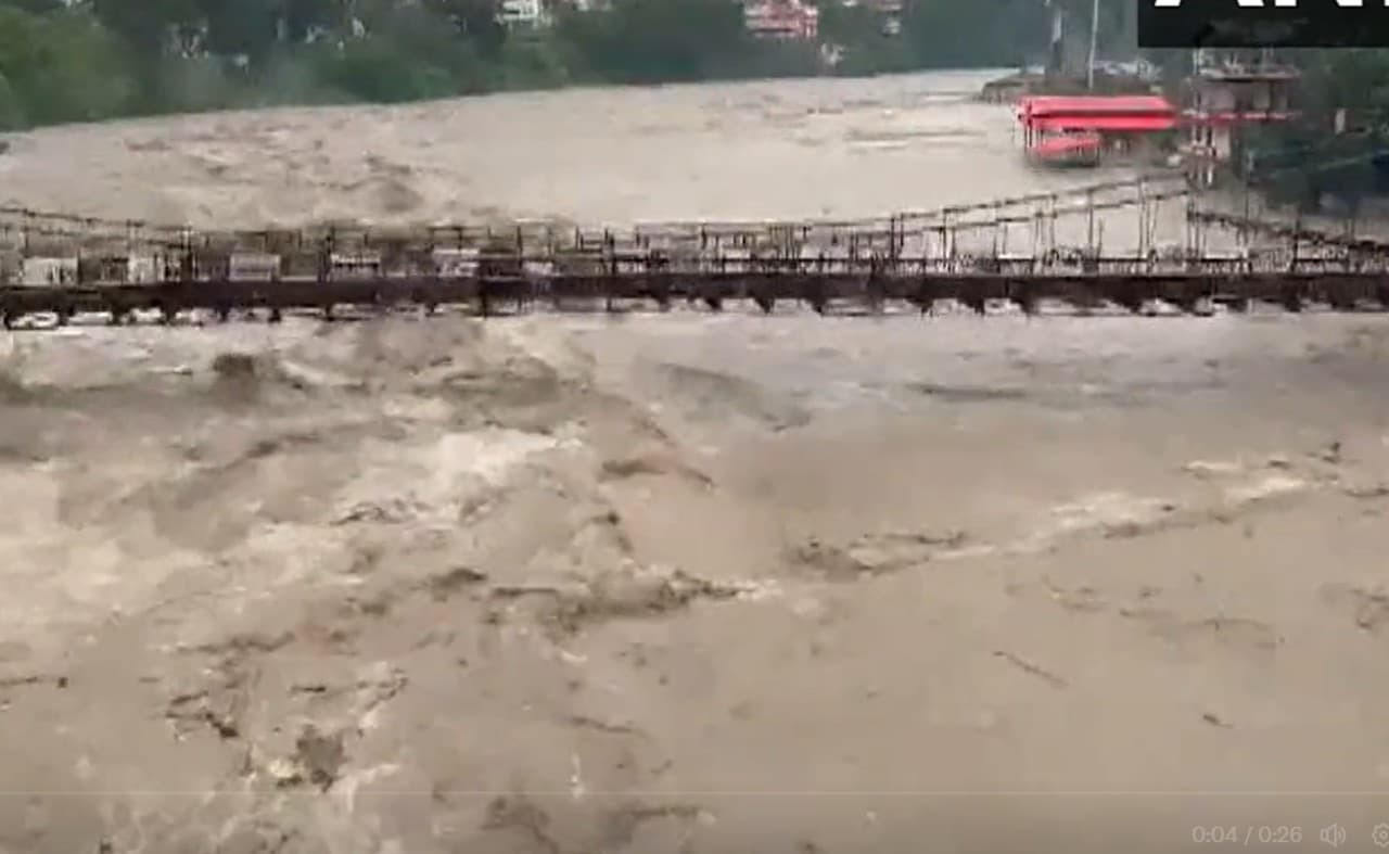 Himachal Pradesh Weather: हिमाचल प्रदेश में भारी बारिश से मची तबाही, पुल बहे, स्कूलों को किया गया बंद, VIDEO