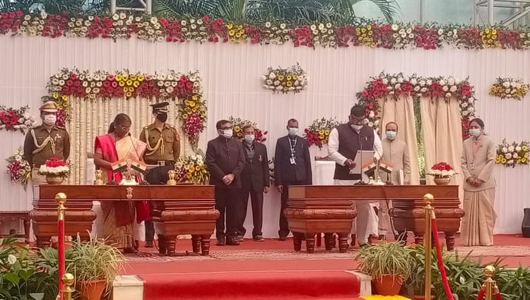 Hemant Soren Cabinet Expansion : झारखंड में हेमंत सोरेन मंत्रिमंडल का हुआ विस्तार, हफीजुल हसन ने ली मंत्री पद की शपथ