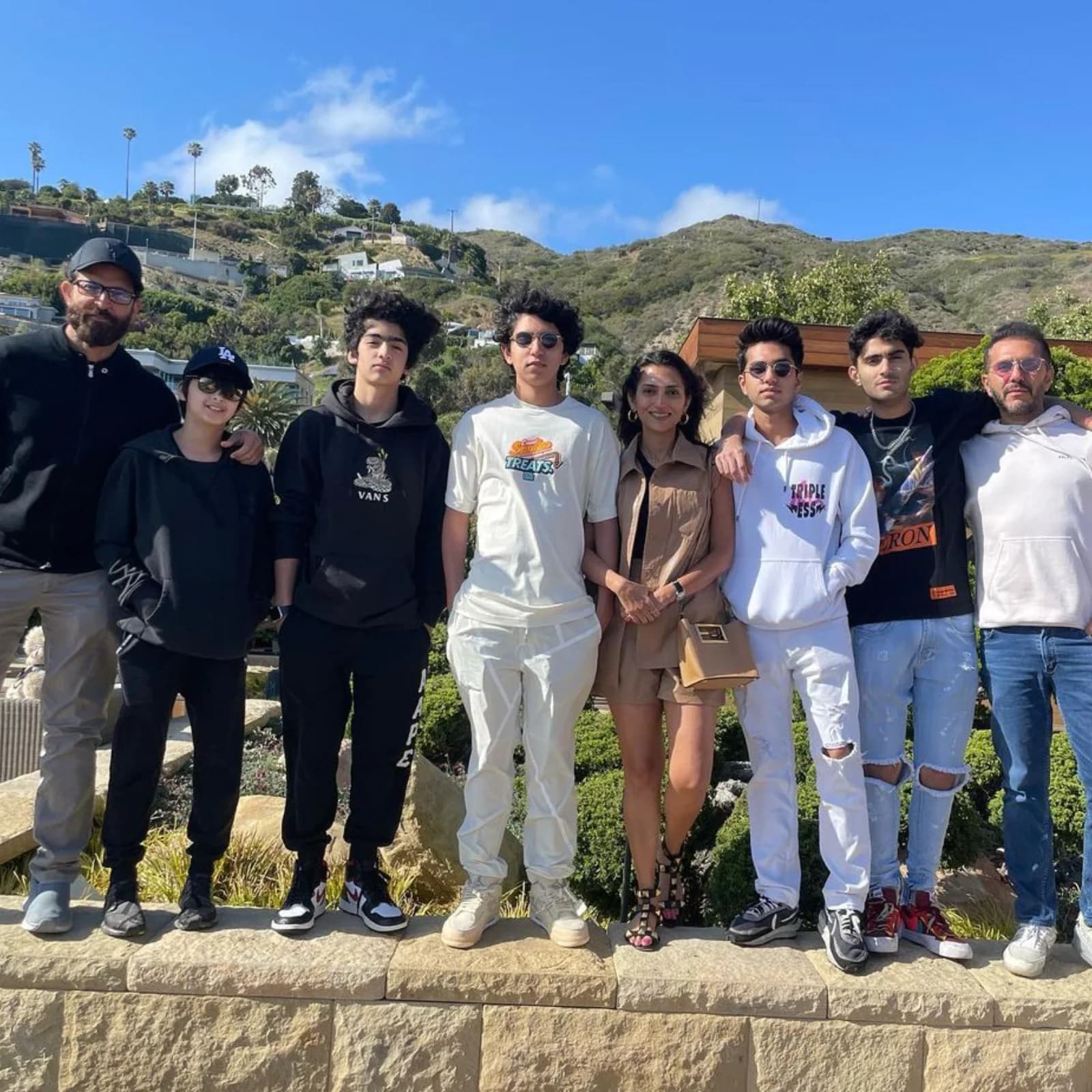 दोनों बेटों के साथ Los Angeles घूम रहे Hrithik Roshan, सोशल मीडिया पर वायरल हो रही ये अनसीन फोटो