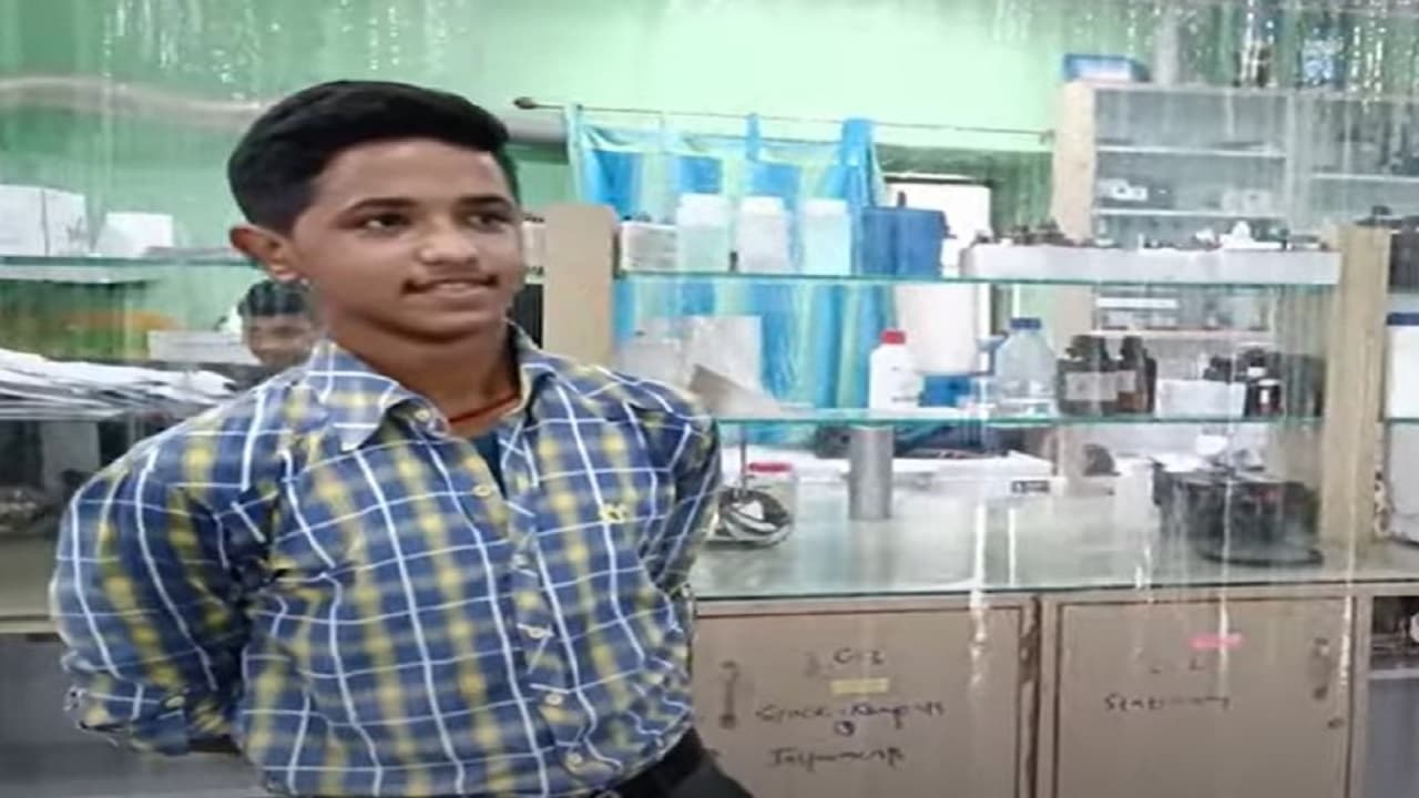 बिहार के हर्ष ने बनाया ऐसा डिवाइस, झट से बता देगा आपके फल और सब्जी में कितना है केमिकल, जानें कैसे करता है काम