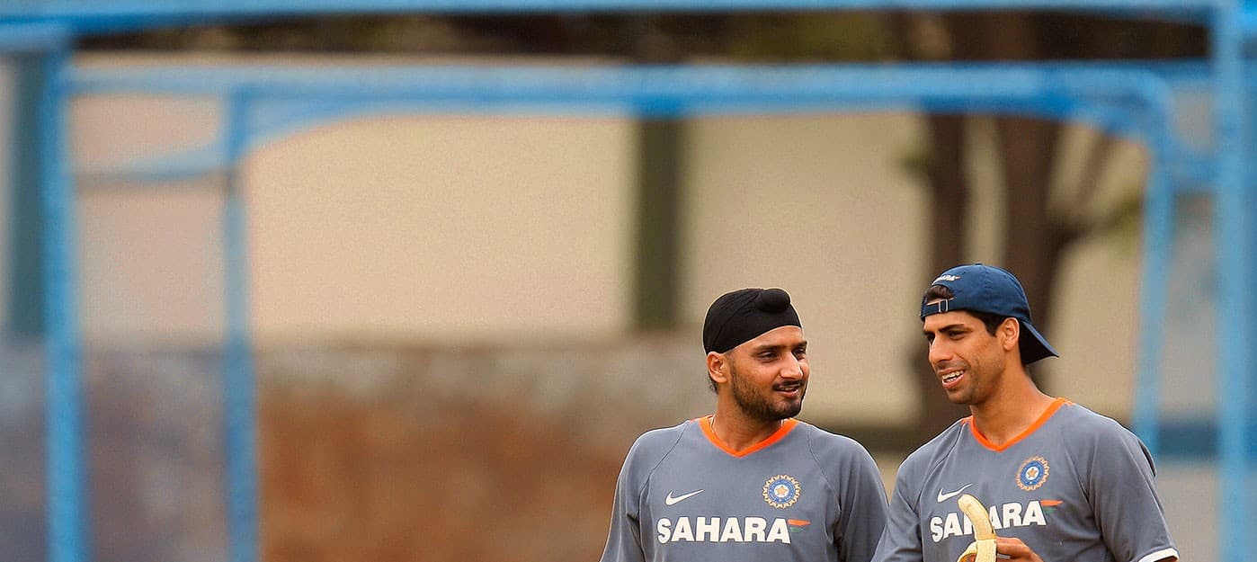 आशीष नेहरा और हरभजन सिंह ने बताया कि गेंद को चमकाने के लिए थूक या पसीने क्यों है जरूरी