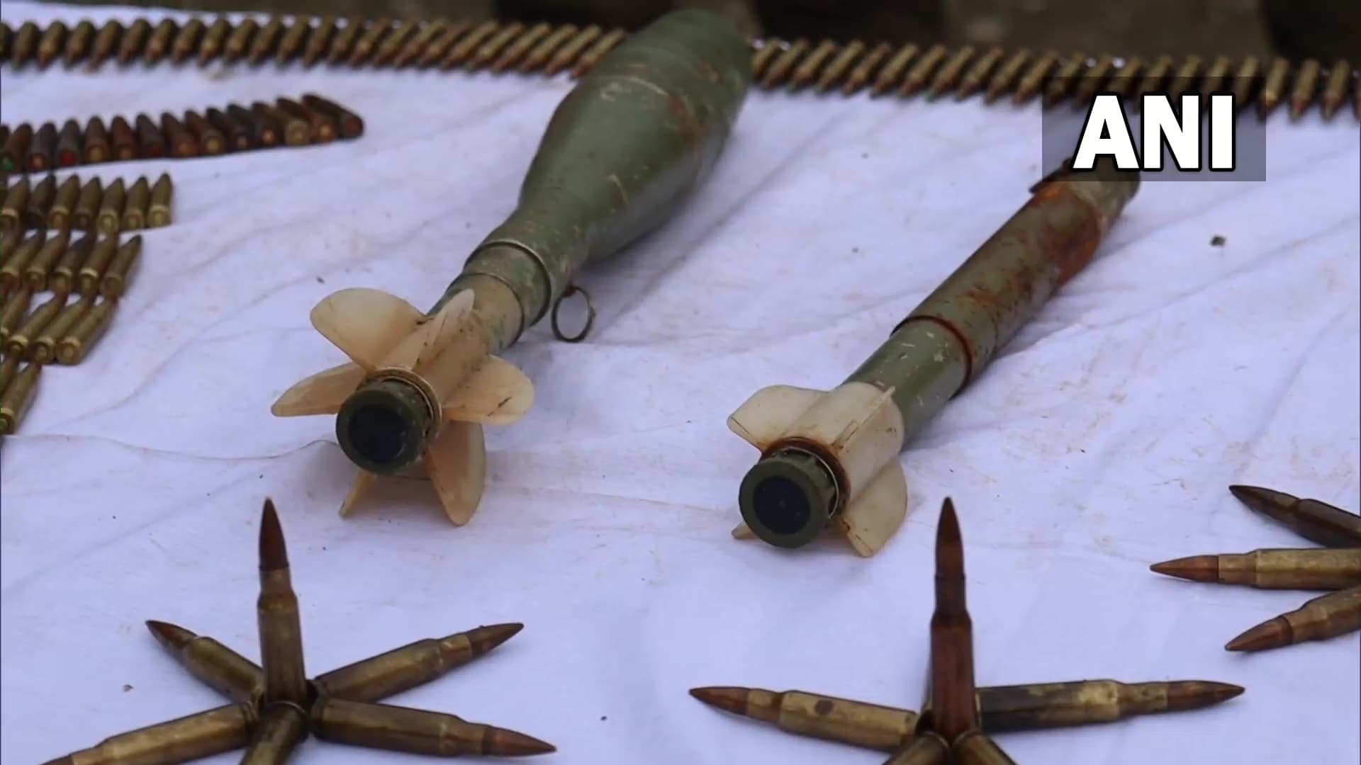 जम्मू और कश्मीर: कुलगाम में जैश-ए-मोहम्मद के मॉड्यूल का भंडाफोड़, भारी मात्रा में हथियार और गोला-बारूद बरामद