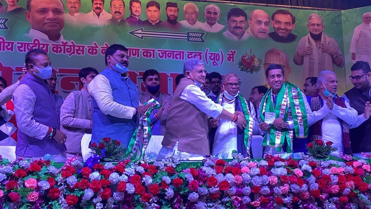 बिहार में कांग्रेस को बड़ा झटका, शंभू सिंह पटेल व सदानंद सिंह के पुत्र शुभानंद मुकेश ने थामा जदयू का दामन