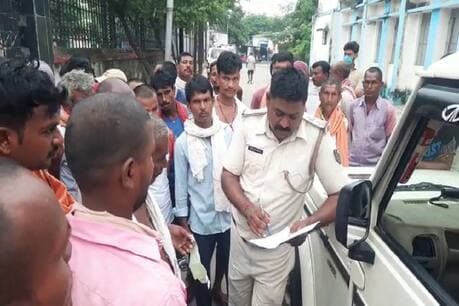 Bihar Road Accident: ट्रैक्टर ने स्कूल वैन को ठोका, फिर सड़क पर गिरे छात्र को रौंदा,6 की बाल-बाल बची जान, ग्रामीणों ने पुलिस को खदेड़ा