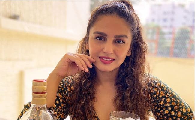 शराब के साथ फोटो अपलोड कर ट्रोल हुईं हुमा कुरैशी, लोगों ने कमेंट में लिखा,' ये एड आप...'