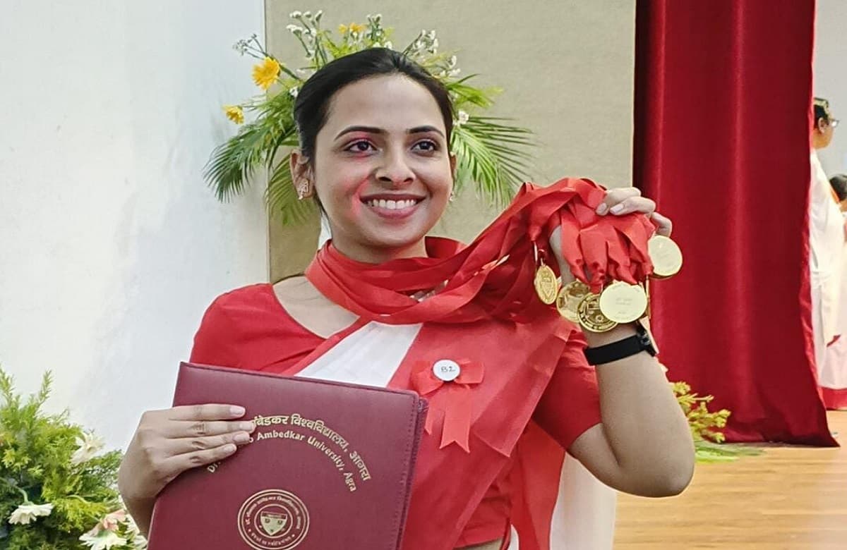 आगरा: DBRAU की गोल्डन गर्ल को राज्यपाल से मिला मेडल, मार्कशीट के लिए फिर भी लगाने होंगे चक्कर