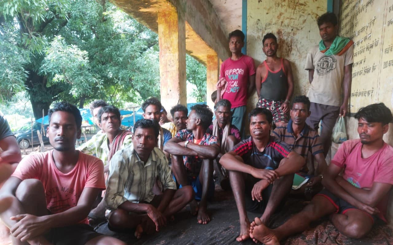 चक्रधरपुर RPF ने बेंगलुरू जा रहे 10 नाबालिग बच्चों को पकड़ा, चाइल्ड लाइन सब सेंटर को सौंपा