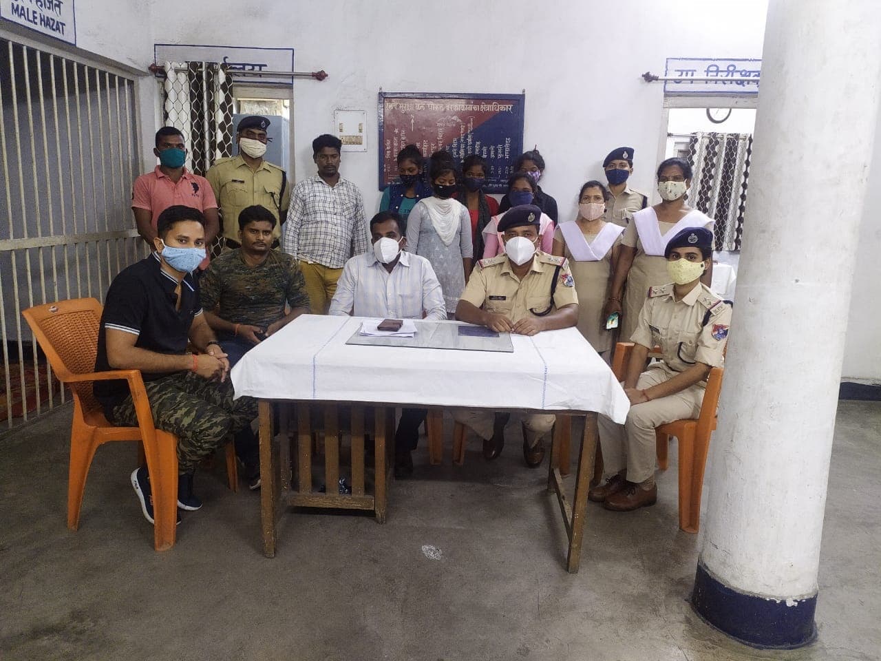 4 युवतियों को दिल्ली ले जा रहे 2 मानव तस्कर चढ़े RPF के हत्थे, बाल-बाल बचीं गुमला की लड़कियां 4 युवतियों को दिल्ली ले जा रहे 2 मानव तस्कर चढ़े RPF के हत्थे, बाल-बाल बचीं गुमला की लड़कियां