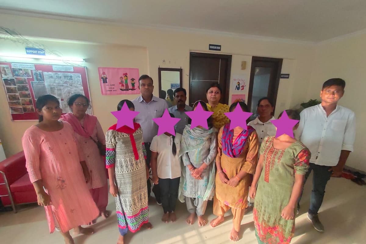 Jharkhand News : मानव तस्करी की शिकार झारखंड की 4 बच्चियों एवं 1 महिला को दिल्ली से कराया गया मुक्त