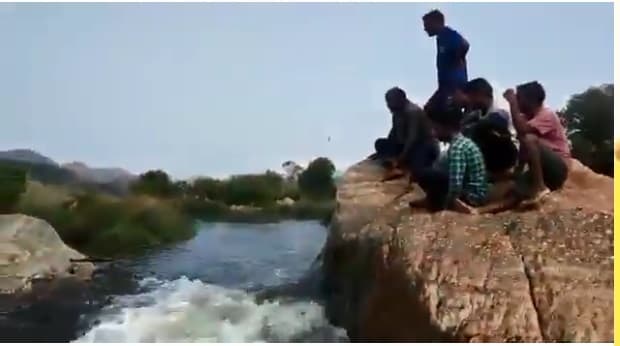 हुंडरु फॉल में डूबते दोस्त को बचाया, लेकिन अपनी जान नहीं बचा सका आसिफ