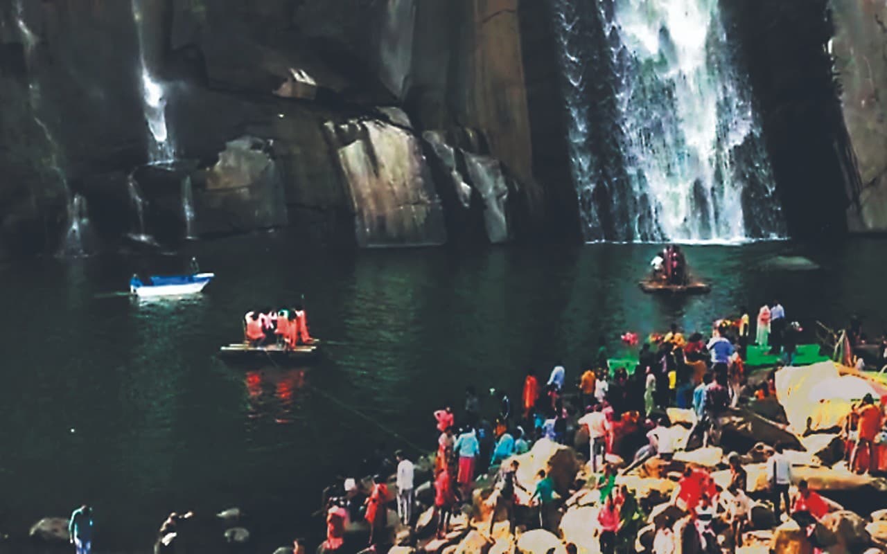 रांची के हुंडरू फॉल में बिना अनुमति चलाये जा रहे हैं नाव, घट सकती है बड़ी घटना