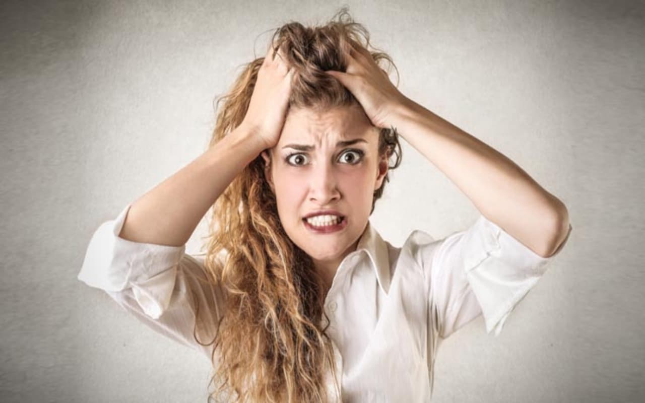Hysteria: महिलाओं को ज्यादा होता है इस बीमारी का खतरा, जानें लक्षण और कारण