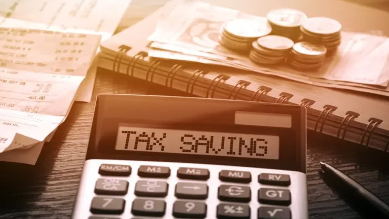 Tax Saving: पत्नी के खाते में पैसा जमा कर बचा सकते हैं टैक्स का पैसा, मगर ऐसा करने से पहले जान लें पूरा नियम