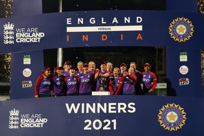 डेनियल वेट के आतिशी पारी से बिखर गयी टीम इंडिया, इंग्लैंड से मैच के साथ सीरीज भी गंवाया