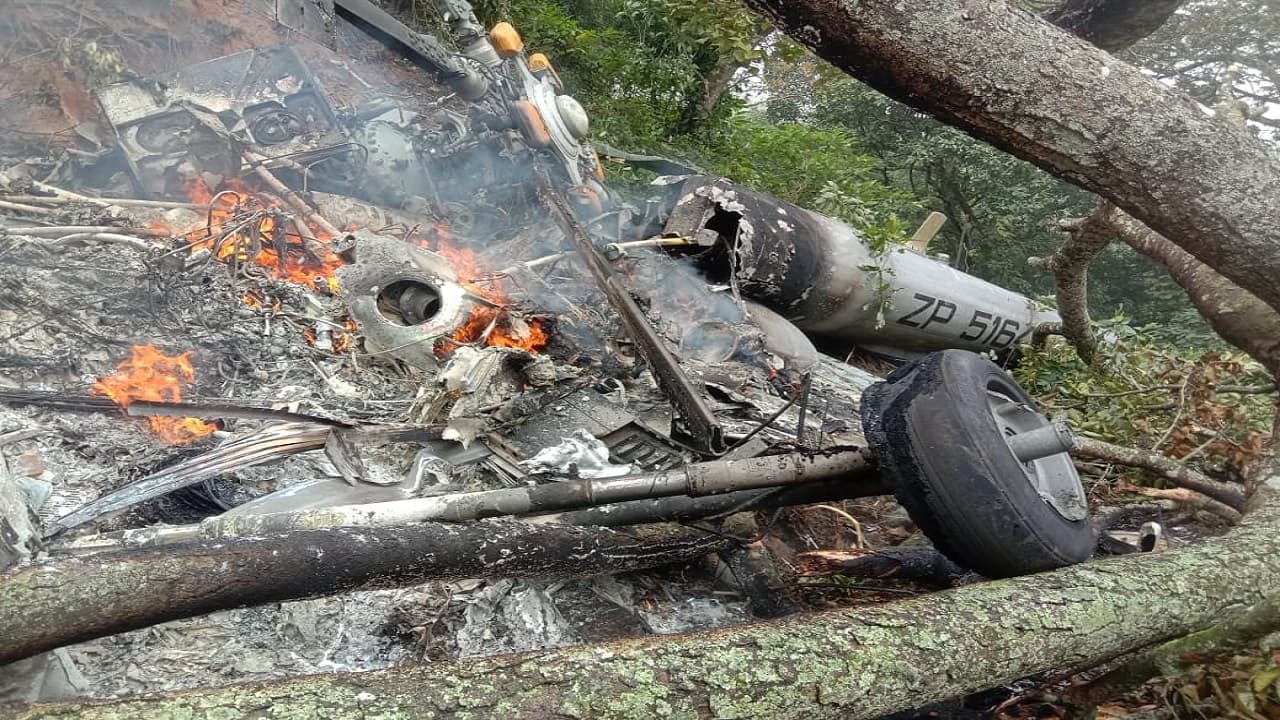 Indian Army Chopper Crash: वायुसेना का हेलीकॉप्टर कुन्नूर में दुर्घटनाग्रस्त, बिपिन रावत सहित कौन-कौन थे सवार