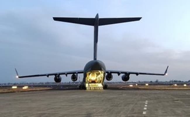 इंदौर एयरपोर्ट पहुंचा भारतीय वायुसेना का IAF C-17 विमान, खाली ऑक्सीजन टैंकर लेकर जामनगर रवाना
