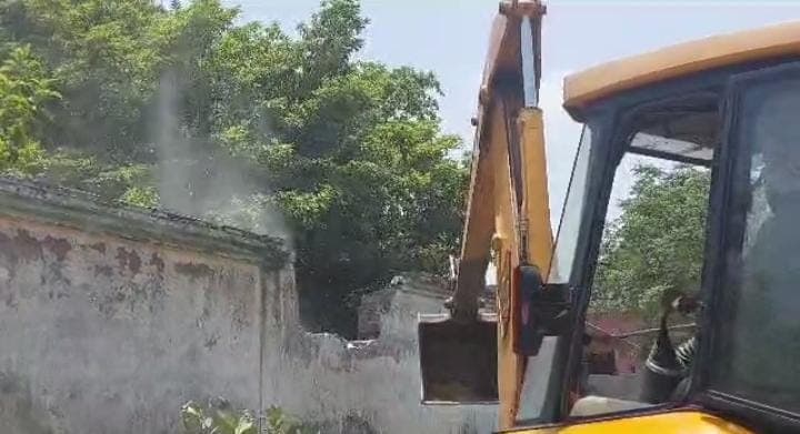 गोरखपुरः माफिया विनोद उपाध्याय के अवैध कब्जे पर चला प्रशासन का बुलडोजर