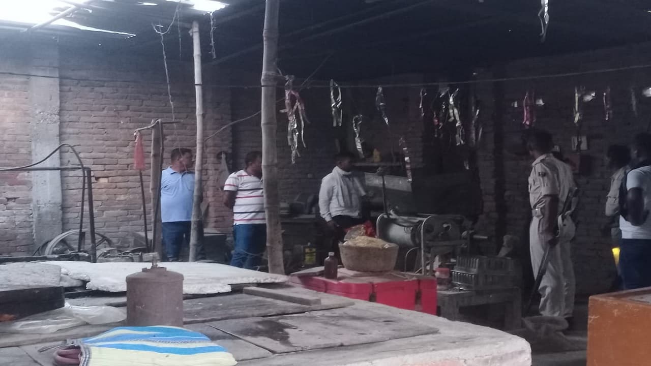 Bihar News: मुजफ्फरपुर में आइसक्रीम फैक्ट्री के अंदर जोरदार धमाका, मजदूर की खोपड़ी के परखच्चे उड़े