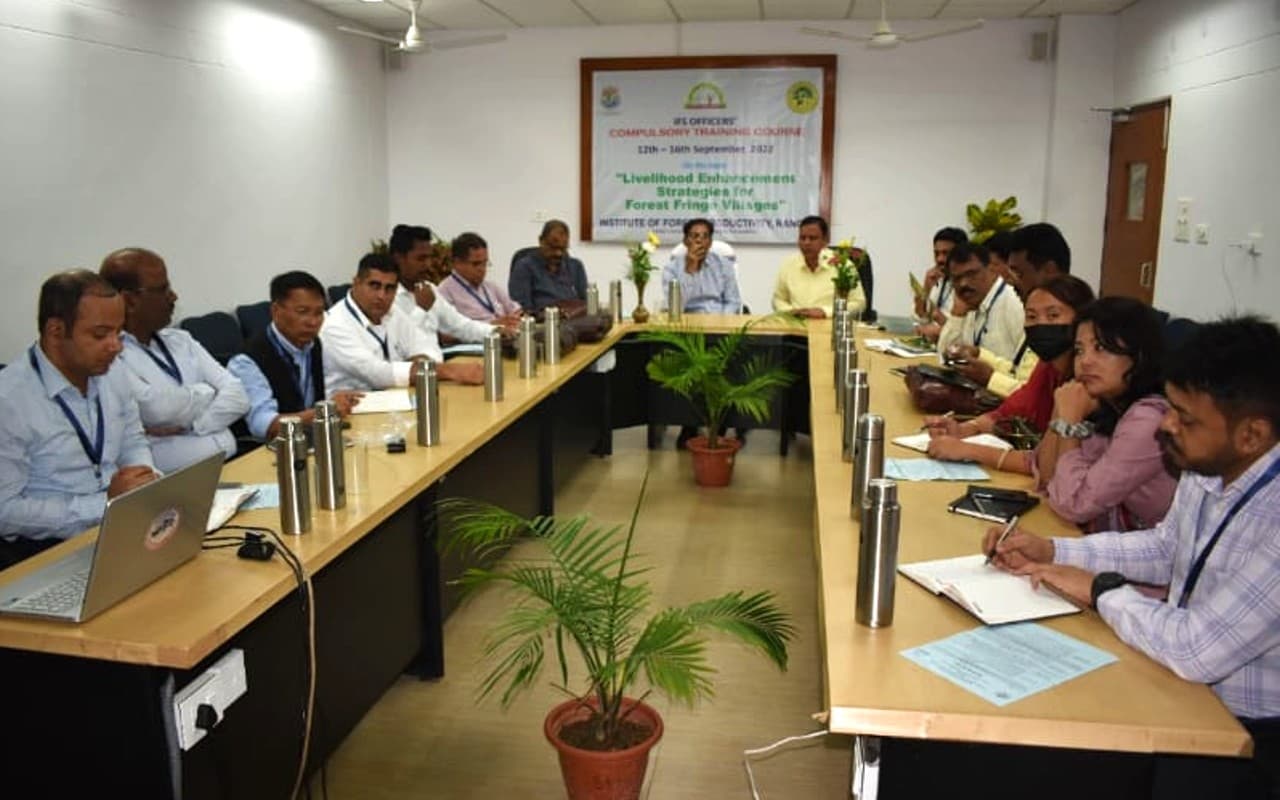 वन उत्पाद से कैसे बढ़े कमाई, रांची में 12 राज्यों के 15 IFS ऑफिसर को ट्रेनिंग दे रहा वन उत्पादकता संस्थान
