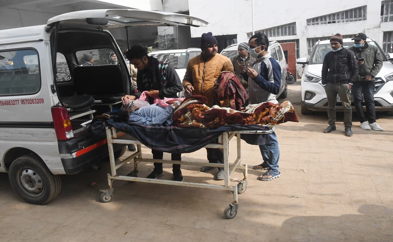 पटना के IGIC अस्पताल का हाल बदहाल; न ट्रॉली मैन, न स्ट्रेचर, घंटों एंबुलेंस में बैठे रहते हैं गंभीर मरीज