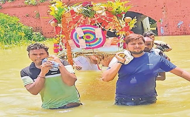Bihar Flood: छाती भर पानी में घुसकर निकली शवयात्रा, बिहार में बाढ़ से बिगड़े हालात, जानें नदियों का ताजा अपडेट