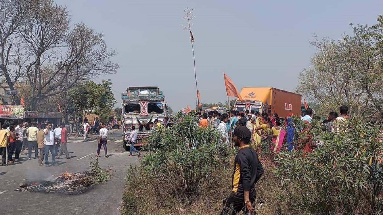 गोपालगंज में स्कूल जा रहे बच्चों पर चढ़ी रॉन्ग साइड से आ रही बेलगाम ट्रक, आक्रोशितों का सड़क पर हंगामा