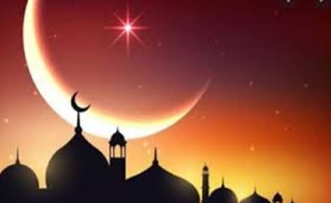 Eid Ul Fitr in India 2020: चांद के दीदार के बाद ईद के जश्न में डूबे लोग, जानिए कैसे दे रहे मुबारकबाद