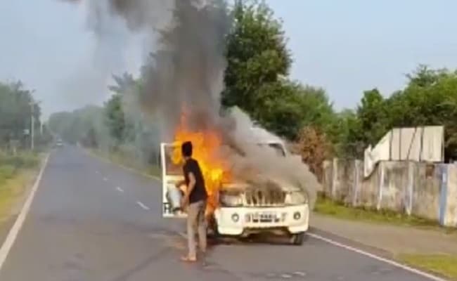 Bihar News: नालंदा की सड़क पर धू-धू कर जलने लगी चलती स्कॉर्पियो, मची सनसनी, सुरक्षित बाहर निकला चालक