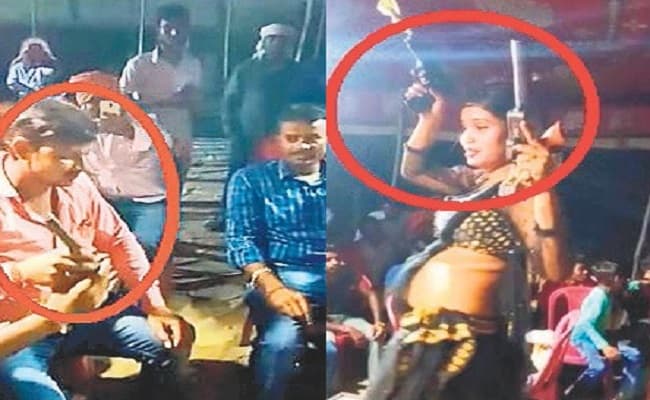 VIDEO: लॉकडाउन में डांसर से कराया तमंचे पर डिस्को, भाई समेत दूल्हा गया जेल, दूल्हन के पिता समेत 50 से अधिक पर FIR