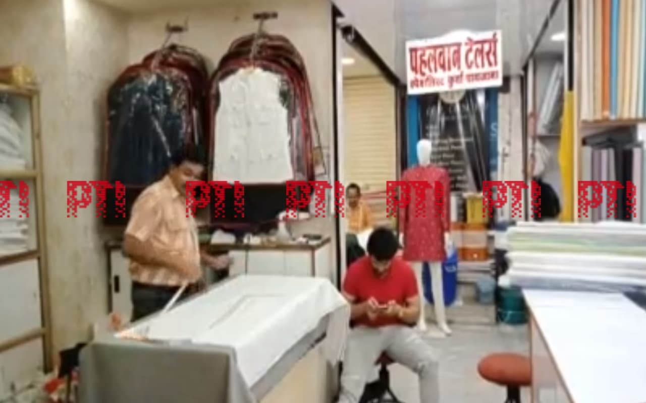 MP Election 2023 : एमपी चुनाव में बढ़ी कुर्ते की मांग, 140 साल पुरानी दुकान बनी नेताओं की पहली पसंद MP Election 2023 : एमपी चुनाव में बढ़ी कुर्ते की मांग, 140 साल पुरानी दुकान बनी नेताओं की पहली पसंद