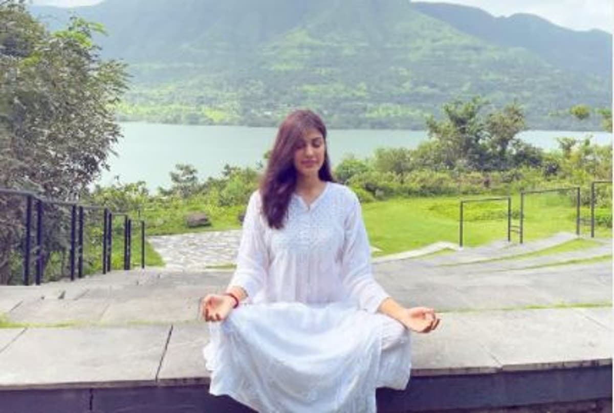 हसीन वादियों के बीच योग करती नजर आईं रिया चक्रवर्ती, फैंस ने यूं किया रिएक्ट