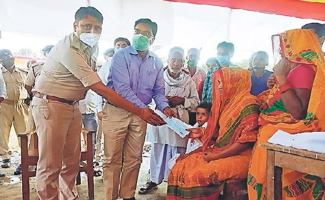 डीएम ने शहीद कुंदन की पत्नी को सौंपा 36 लाख रुपये का चेक, राज्य  सरकार ने की थी घोषणा