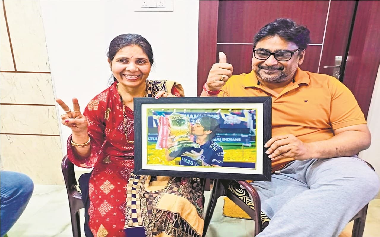 ईशान किशन ने बना लिया शतक तब उनकी मां बैठीं मैच देखने, दोहरे शतक पर पटना स्थित घर पर मना जश्न