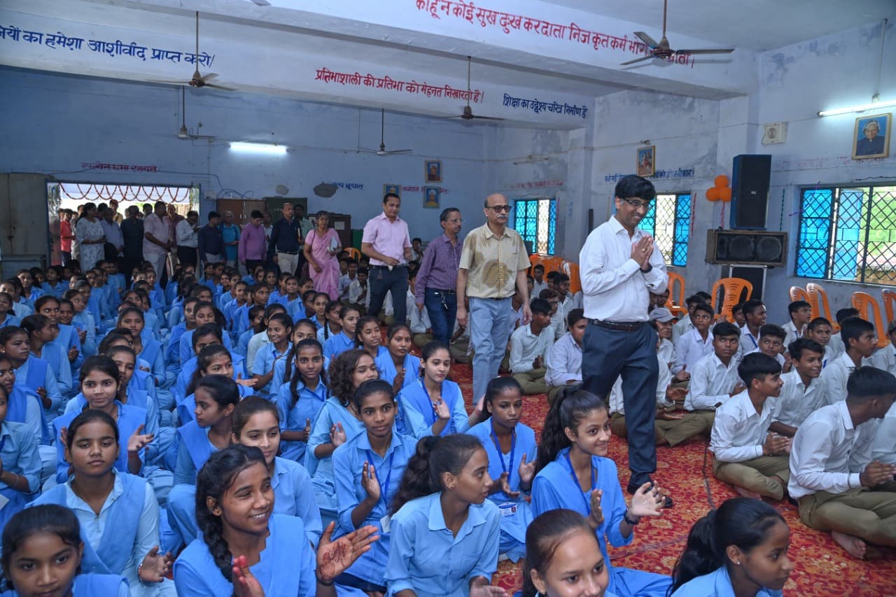 Kanpur: स्मार्ट क्लास में ग्रामीण बच्चों को पढ़ाएंगे आईआईटीयंस, 9वीं से 12वीं तक के बच्चों को मिलेगा लाभ