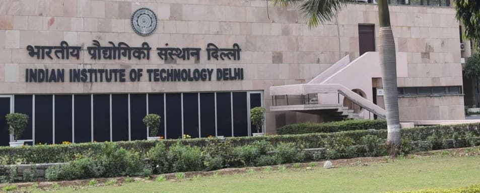 Video : कोरोना की वजह से परीक्षा रद्द हुई तो आईआईटी दिल्ली के छात्र जय कोरोना के नारों पर जम कर नाचे