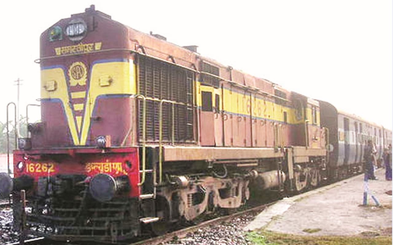 Indian Railways: लगातार बारिश से रेलवे अलर्ट, 15 से अधिक ट्रेनों को किया रद्द