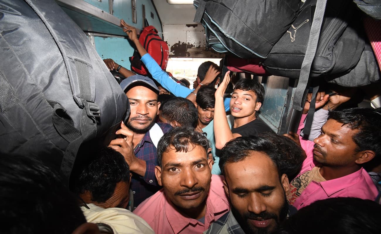 होली के बाद काम पर लौटने का सफर हुआ मुश्किल, टॉयलेट में बैठकर बिहार से दिल्ली और मुंबई जा रहे यात्री होली के बाद काम पर लौटने का सफर हुआ मुश्किल, टॉयलेट में बैठकर बिहार से दिल्ली और मुंबई जा रहे यात्री