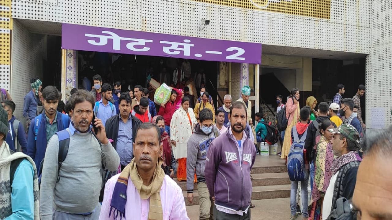 PHOTO: पटना जंक्शन से हजारों यात्री बिना मास्क और जांच के निकल गये बाहर, दूसरे गेट पर तैनात रहे स्वास्थ्यकर्मी